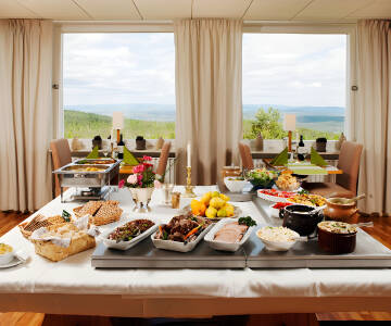 Starta dagen med en rejäl frukostbuffé som ni kan avnjuta i hotellets inbjudande omgivning.