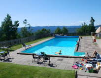 På sommaren kan ni plaska i hotellets pool eller gå på guidad tur i den omkringliggande naturen.