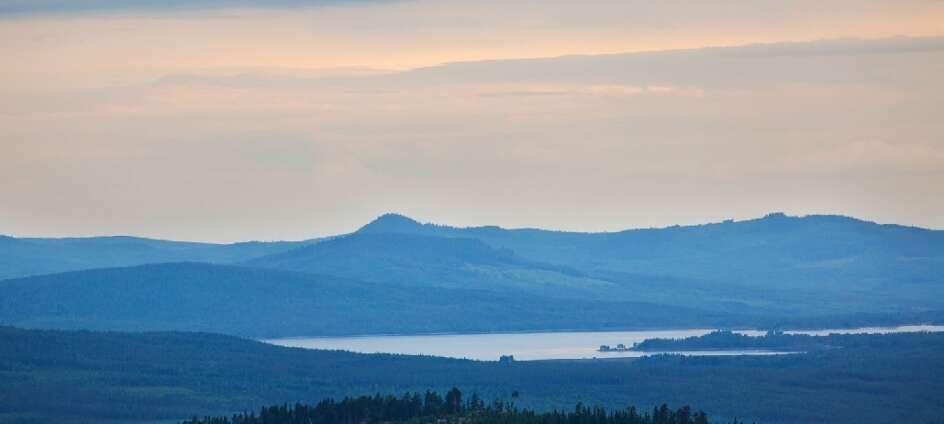 Dette hotellet troner øverst på den 630 meter høye fjellformasjonen Långeberget. Her har dere flott utsikt over den svenske villmarka.