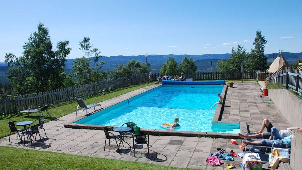 Om sommeren kan dere hoppe i bassenget på hotellet. Det er litt av en utsikt her.