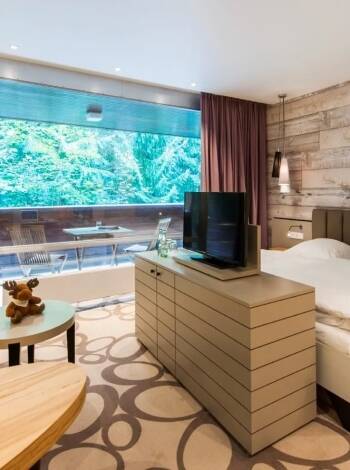 Hotellet erbjuder moderna rum med elegant inredning och alla faciliteter du behöver för en bekväm vistelse.