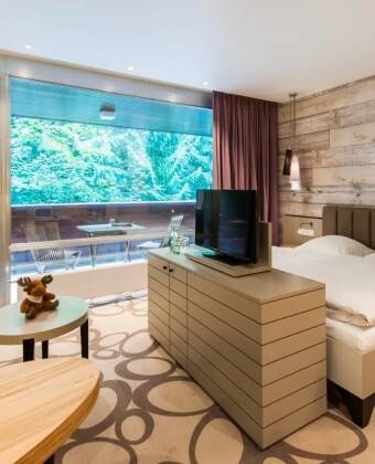Das Hotel bietet moderne Zimmer mit stilvoller Einrichtung und allen Annehmlichkeiten, die Sie für einen komfortablen Aufenthalt benötigen.