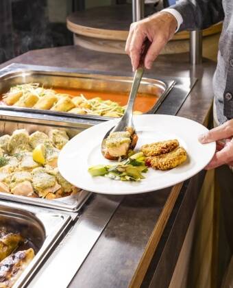Forkæl dig selv med en generøs middagsbuffet med lækre regionale retter og internationale favoritter.