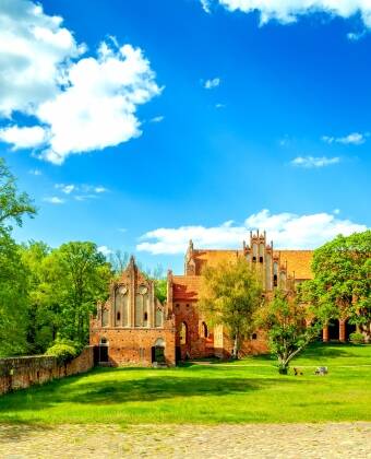 A visit to Chorin Abbey, with its impressive architecture and cultural events, makes for an inspiring excursion.