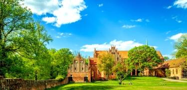 A visit to Chorin Abbey, with its impressive architecture and cultural events, makes for an inspiring excursion.