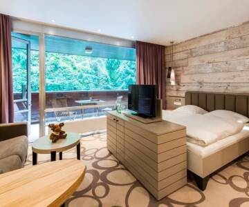 Hotellet tilbyr moderne rom med stilfull innredning og alle fasiliteter du trenger for et komfortabelt opphold.