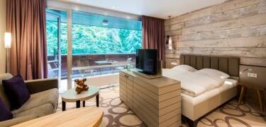 Hotellet erbjuder moderna rum med elegant inredning och alla faciliteter du behöver för en bekväm vistelse.