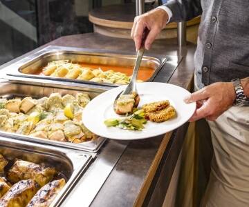 Gönnen Sie sich ein reichhaltiges Abendbuffet mit leckeren regionalen Gerichten und internationalen Favoriten.