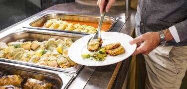 Gönnen Sie sich ein reichhaltiges Abendbuffet mit leckeren regionalen Gerichten und internationalen Favoriten.