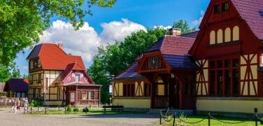 Der nahe gelegene Kaiserbahnhof Joachimsthal ist eine faszinierende kulturelle Sehenswürdigkeit mit einzigartiger kaiserlicher Architektur.