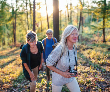 Omgivningarna erbjuder välmarkerade vandrings- och cykelleder.