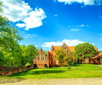 Et besøg i Chorin Abbey med sin imponerende arkitektur og kulturelle begivenheder er en inspirerende udflugt.