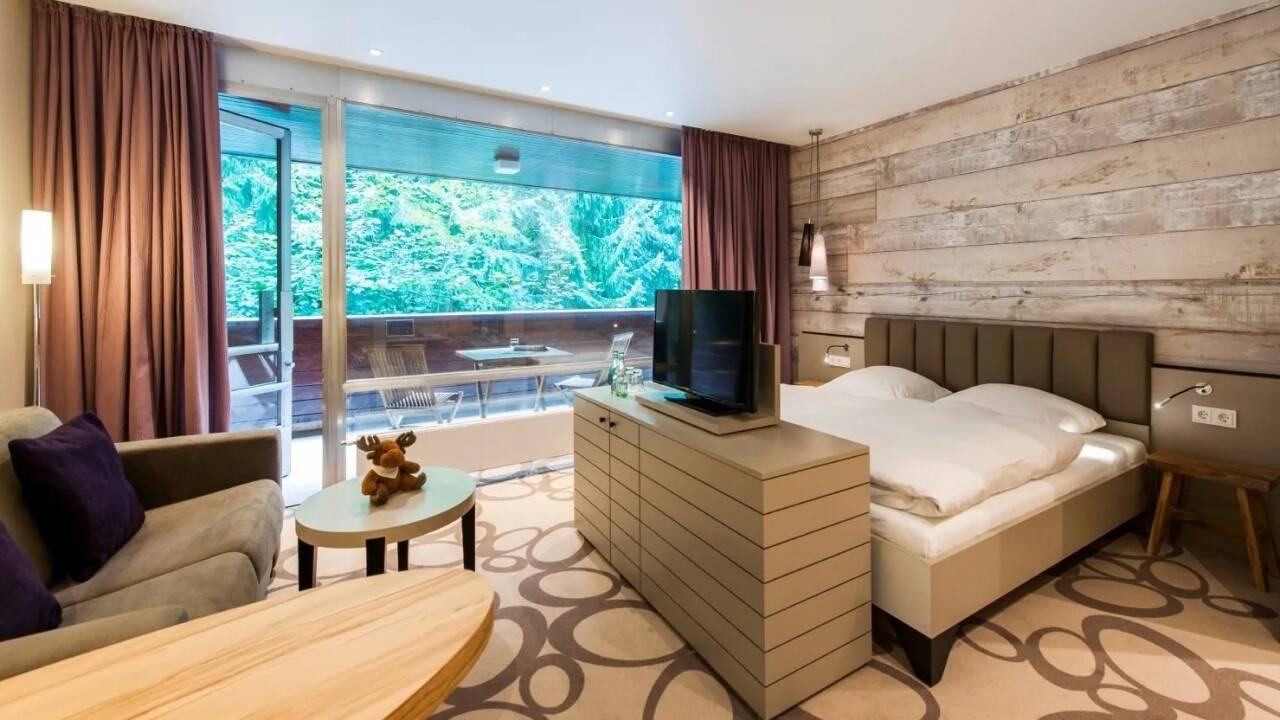 Hotellet tilbyder moderne værelser med stilfuldt interiør og alle de faciliteter, du har brug for til et behageligt ophold.