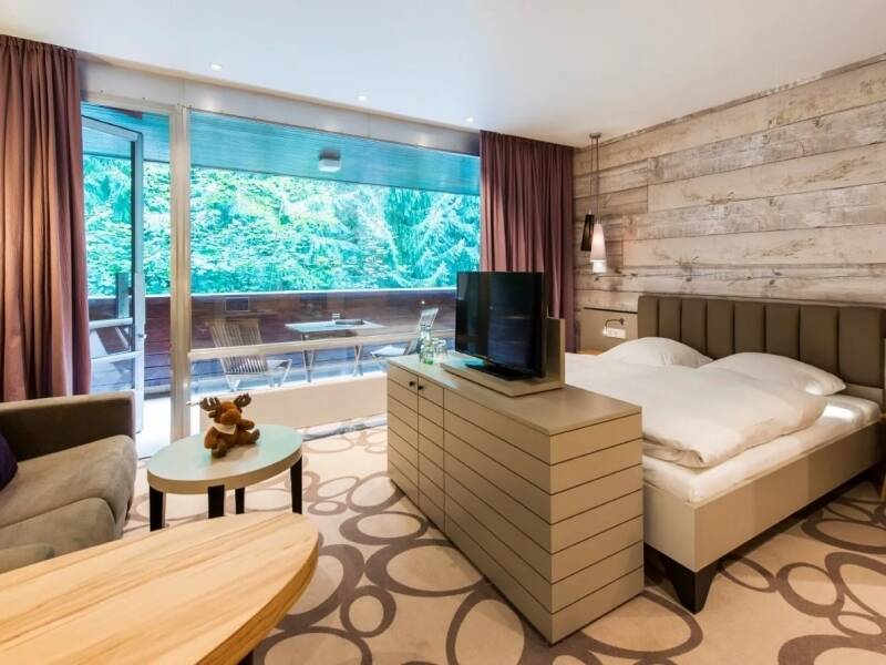 Das Hotel bietet moderne Zimmer mit stilvoller Einrichtung und allen Annehmlichkeiten, die Sie für einen komfortablen Aufenthalt benötigen.