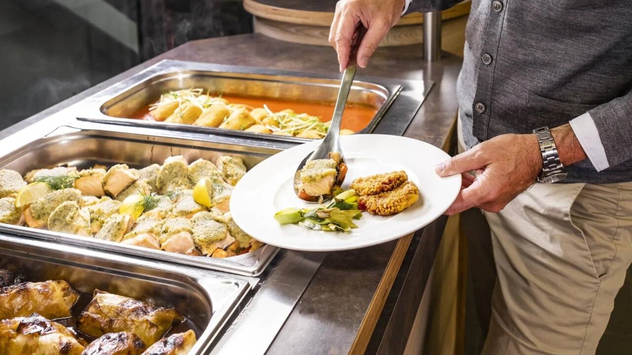 Gönnen Sie sich ein reichhaltiges Abendbuffet mit leckeren regionalen Gerichten und internationalen Favoriten.