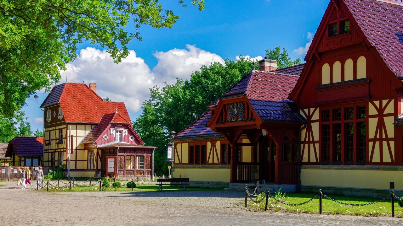 Det nærliggende Kaiserbahnhof Joachimsthal er en fascinerende kulturel seværdighed med unik kejserlig arkitektur.