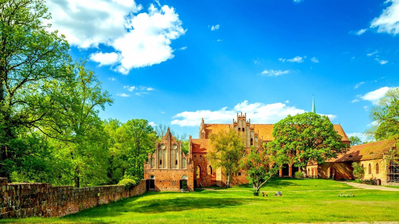 Ett besök på Chorin Abbey, med sin imponerande arkitektur och kulturella evenemang, är en inspirerande utflykt.