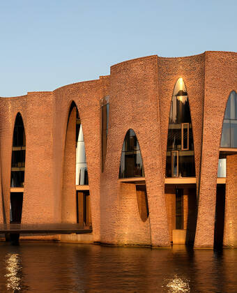 Oplev den helt unikke bygning, Fjordenhus, hvor kunst og arkitektur går op i en højere enhed med fjorden og naturen