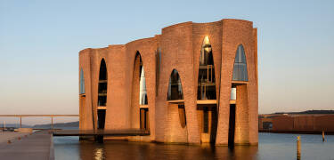 Oplev den helt unikke bygning, Fjordenhus, hvor kunst og arkitektur går op i en højere enhed med fjorden og naturen