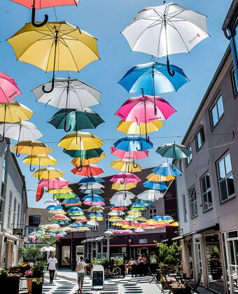 Udforsk Vejle by hvor I bl.a. kan shoppe, gå en tur ned ad Paraplygaden og slappe af på Bryggen