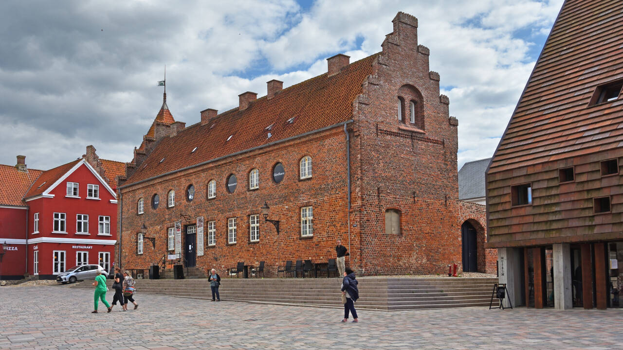 Bo i en unik, före detta fängelsebyggnad i Ribes gamla stad.