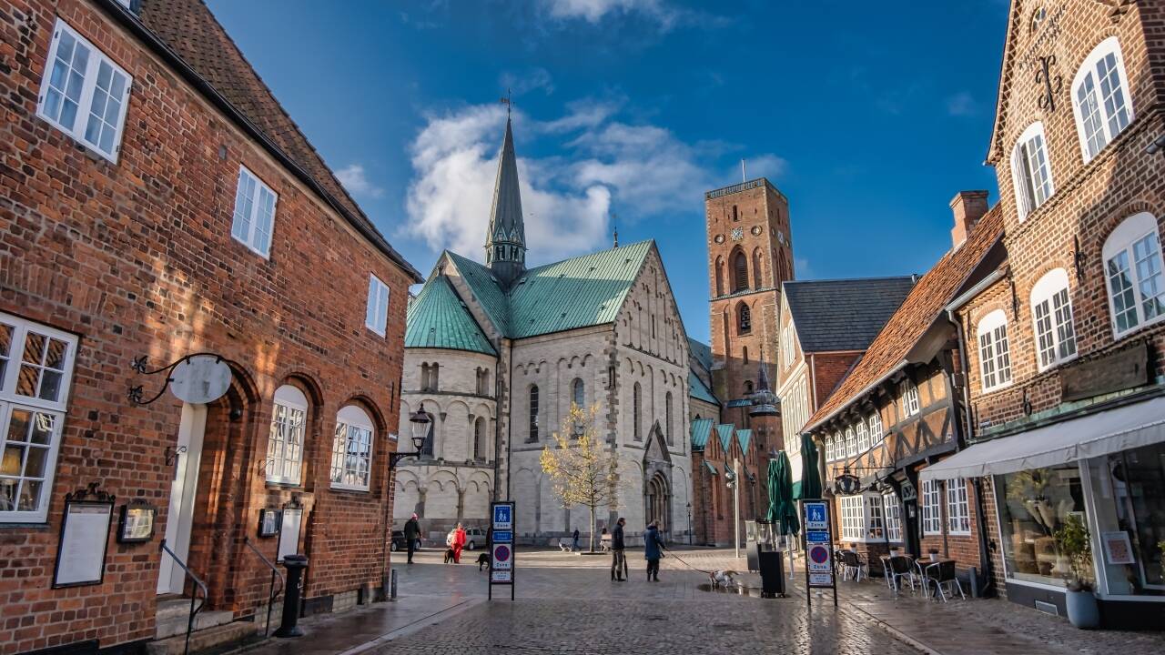 Du bor bara ett stenkast från torget (Torvet).