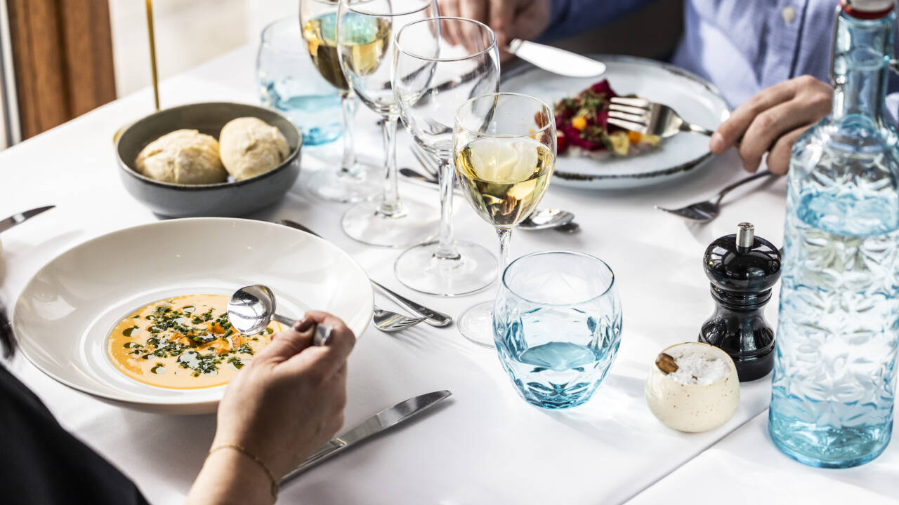 Førsteklasses gastronomi venter på hotellets restaurant.