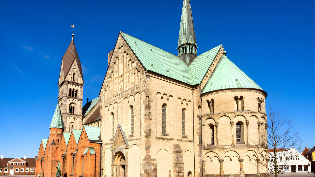 Besøk Ribe Domkirke, en av byens største severdigheter.