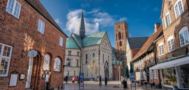 Du bor bara ett stenkast från torget (Torvet).