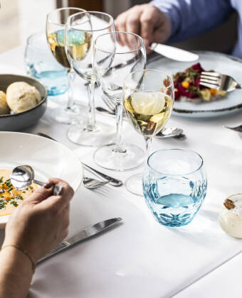 Førsteklasses gastronomi venter på hotellets restaurant.