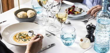 Førsteklasses gastronomi venter i hotellets restaurant.