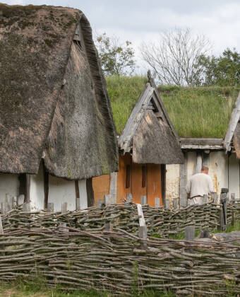 Ribe VikingeCenter gir deg en levende opplevelse av vikinglivet – perfekt for hele familien.