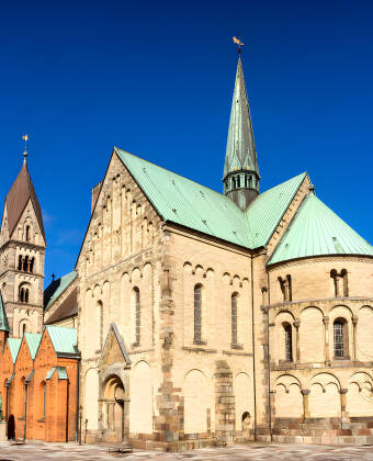 Besök Ribe Domkyrka, en av stadens största sevärdheter.