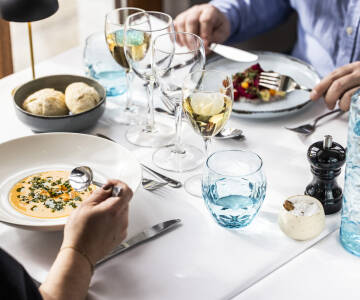 Førsteklasses gastronomi venter på hotellets restaurant.