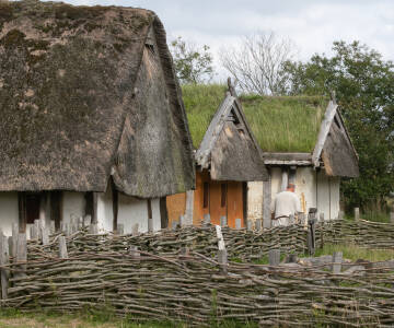 Ribe VikingeCenter byder på spændende oplevelser fra vikingetiden og er især et hit for familier.