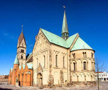 Besök Ribe Domkyrka, en av stadens största sevärdheter.