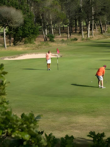 Hotellet ligger precis bredvid Hvide Klit Golfbana som är en av Danmarks vackraste och mest välskötta 18-hålsbanor.