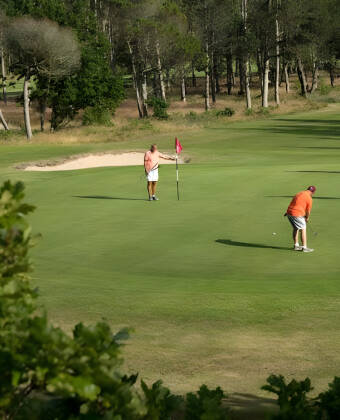 Hotellet ligger precis bredvid Golfklubben Hvide Klit som är en av Danmarks vackraste och mest välskötta 18-hålsbanor.