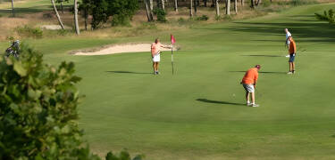 Hotellet ligger precis bredvid Golfklubben Hvide Klit som är en av Danmarks vackraste och mest välskötta 18-hålsbanor.
