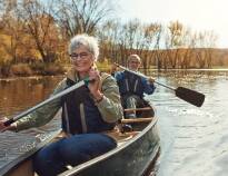 Deltag i spændende udendørs aktiviteter som kanosejlads, vandreture og stand-up paddleboarding.