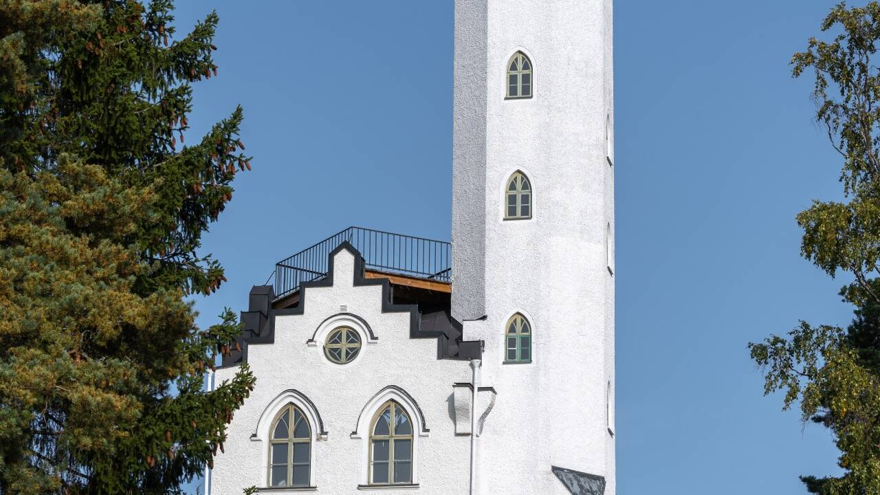 Söderhamn har mange seværdigheder, såsom udkigstårnet Oscarsborg, hvorfra i har en fantastisk udsigt over byen.