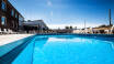 I sommermånederne kan I slappe af i hotellets lækre poolområde med opvarmet udendørs swimmingpool og poolbar.