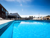 Während der Sommermonate können Sie im einladenden Poolbereich des Hotels mit beheiztem Außenpool und Poolbar entspannen.
