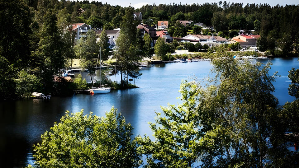 Hotellet har en naturskøn beliggenhed mellem Lalångsøen og Dalslands Kanal i Västra Götalands län.