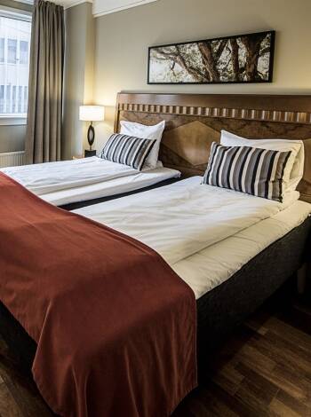 Die komfortablen, hübschen Hotelzimmer sind im traditionellen skandinavischen Stil eingerichtet.