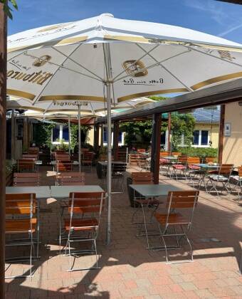 Slapp av på hotellets hyggelige terrasse med noe godt i glasset.