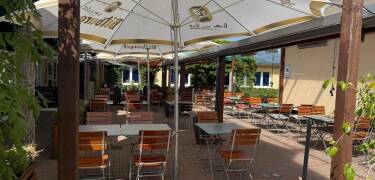 Koppla av med en drink på hotellets trevliga terrass.