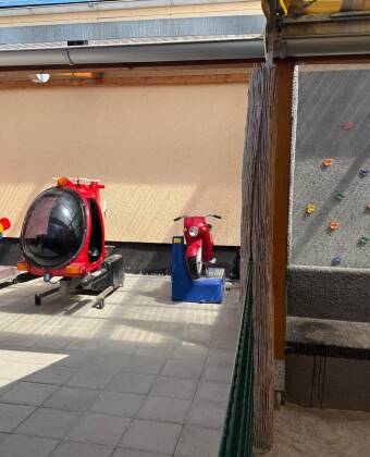 Hotellet er børnevenligt og har en legeplads til de yngste gæster.