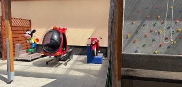 Hotellet är barnvänligt och har en lekplats för de yngsta gästerna.