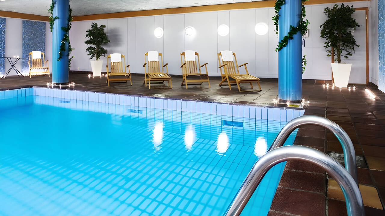 Hotellet har en härlig relaxavdelning med inomhuspool, bastu och gym där ni verkligen kan koppla av!